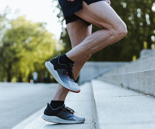 corredor con zapatillas de new balance subiendo unas escaleras