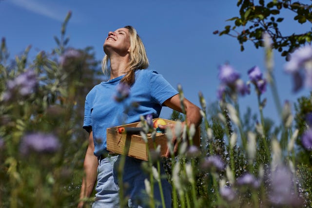 deutschland, nrw, köln, frau arbeitet im schrebergarten, green living