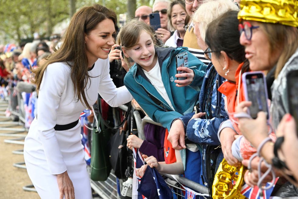 2023 年 5 月 5 日、イギリスのロンドンで開催された英国のチャールズ皇太子と王妃カミラの戴冠式を前に、バッキンガム宮殿の外にあるショッピング モールのツアー中に、ウェールズのキャサリン妃が歓待者に会いました。君主が加わった。 ウェールズ公チャールズ 3 世とその妻カミラ夫人は、明日 2022 年 9 月 8 日にウェストミンスター寺院でグレートブリテンおよび北アイルランド連合王国とその他の連邦王国の王と女王として戴冠式を行います。彼の母親、エリザベス 2 世の死、Toby Melville による写真 wpa poolgetty Images