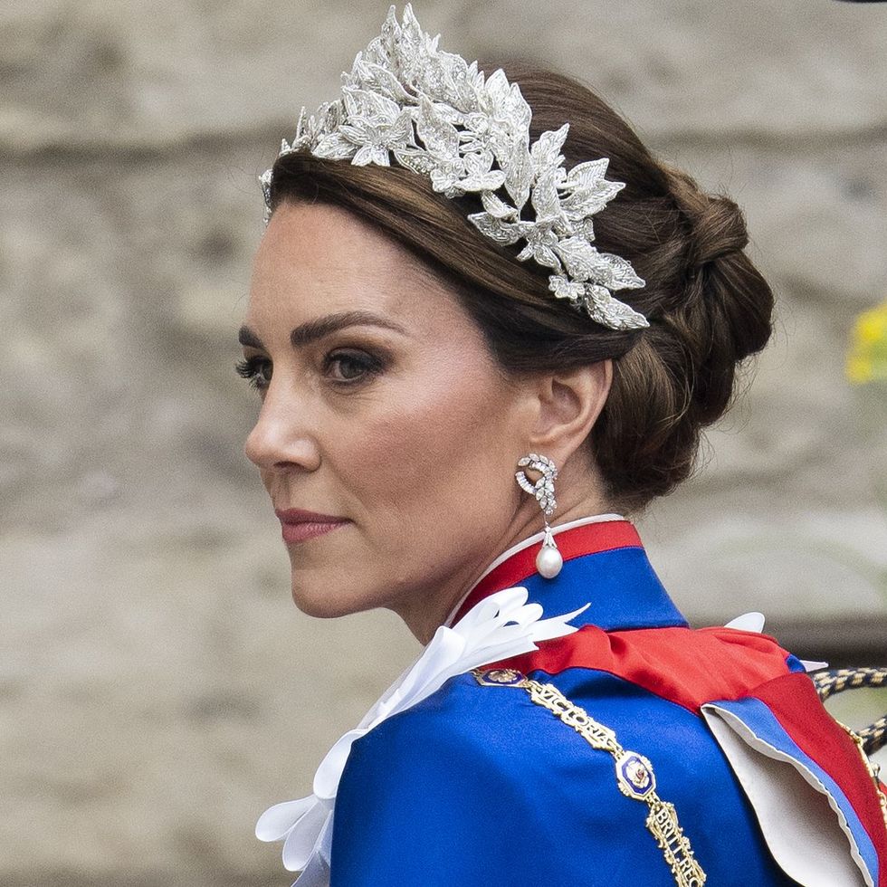 查爾斯三世加冕典禮凱特王妃珍珠耳環、夏綠蒂公主銀色刺繡頭飾由alexander mcqueen打造藏巧思？