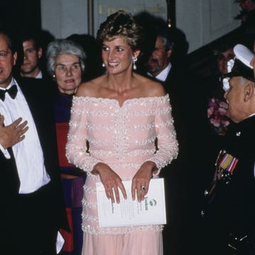 lady di vestido rosa