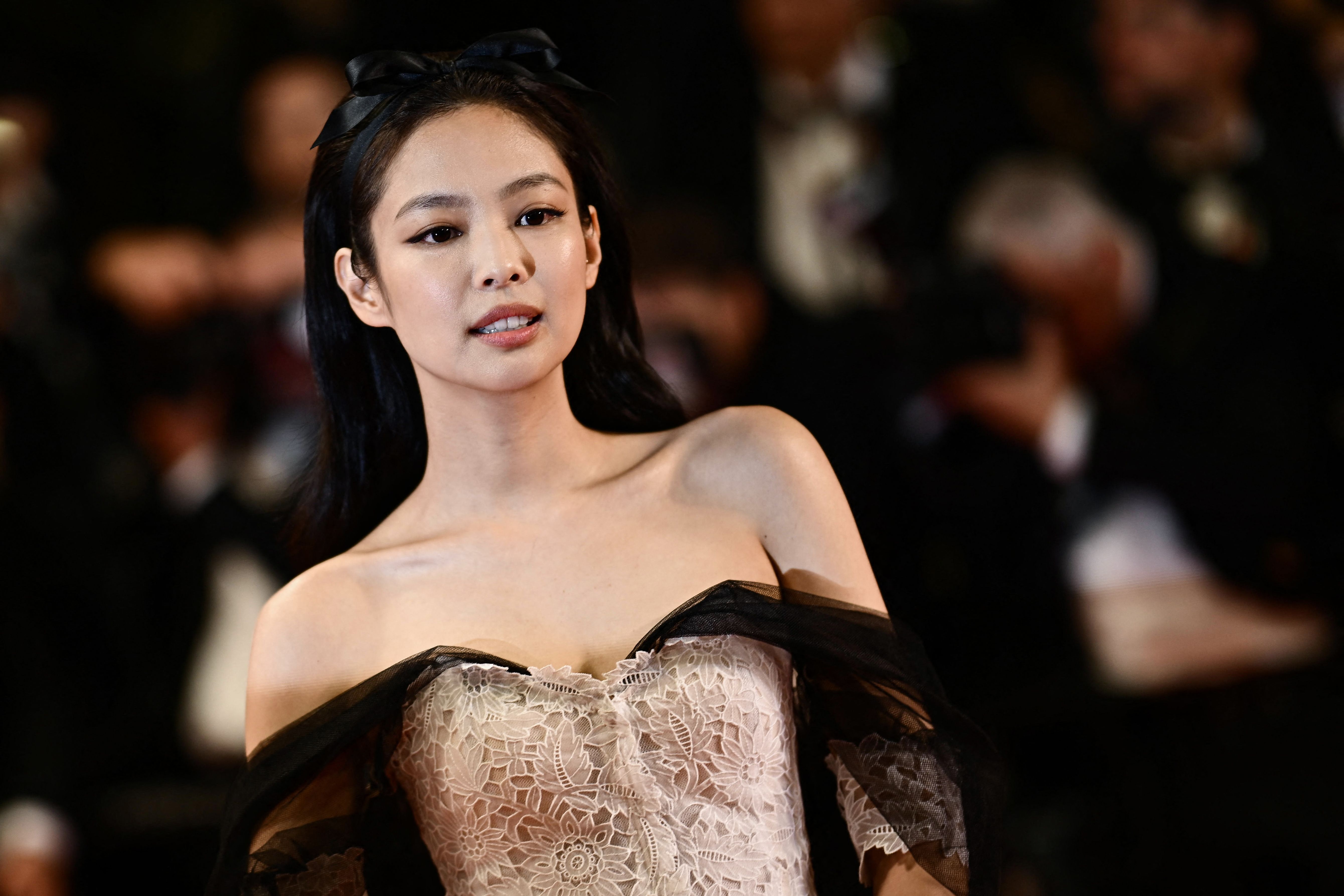 Jennie do BLACKPINK é a primeira artista coreana na capa da revista ELLE  France