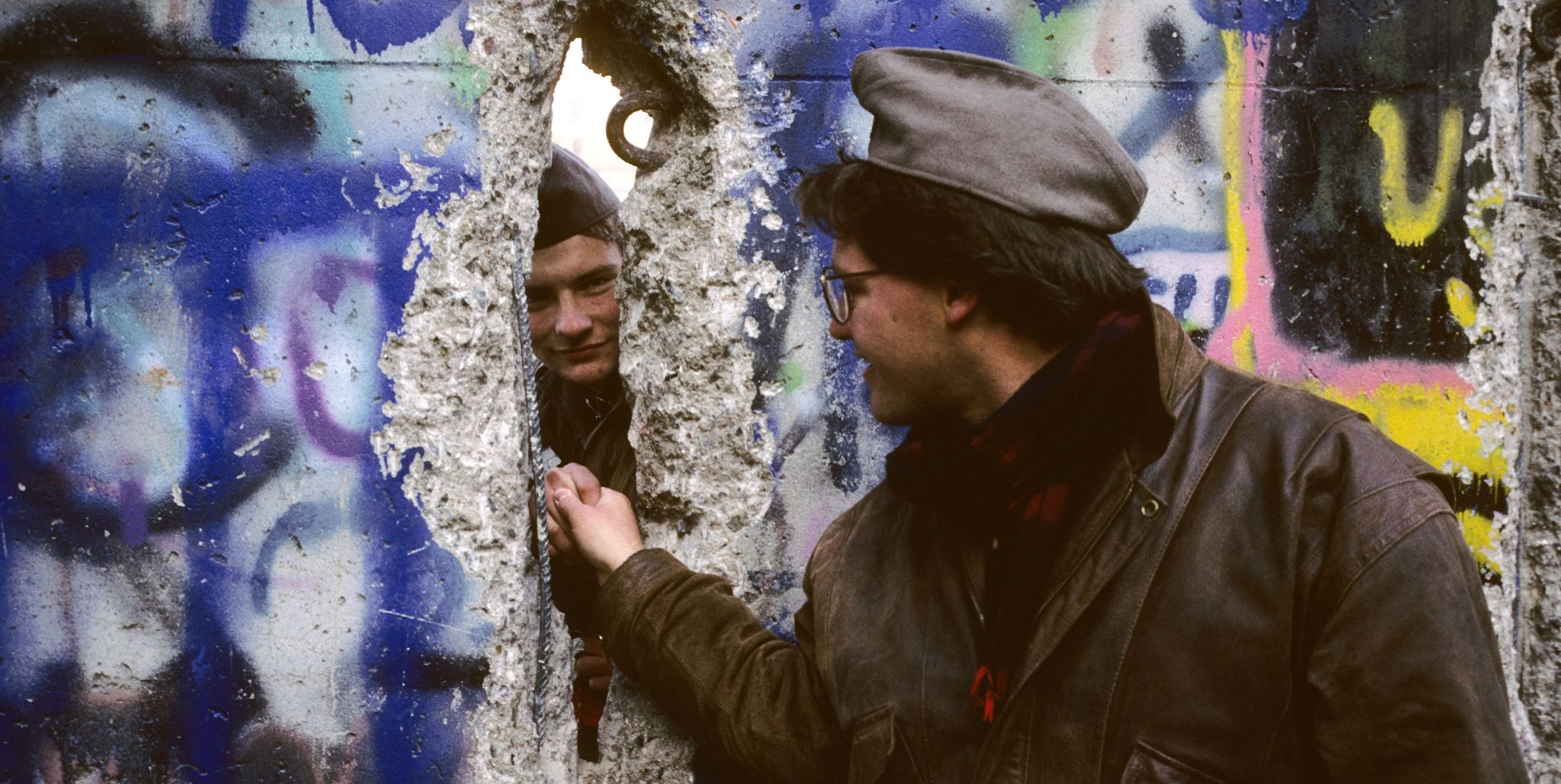 berlin, germany   unspecified date shaking hands through the berlin wall during 1989 in berlin,germany photo by francois lochongamma rapho via getty images