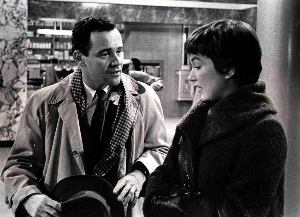 kino das appartement, apartment, the, das appartement, apartment, the, jack lemmon, shirley maclaine cc baxter j lemmon, der seinen vorgesetzten sein apartment als liebesnest zur verfuegung stellt, interessiert sich fuer fran kubelik shirley maclaine, die geliebte seines chefs, 1960 photo by filmpublicityarchiveunited archives via getty images