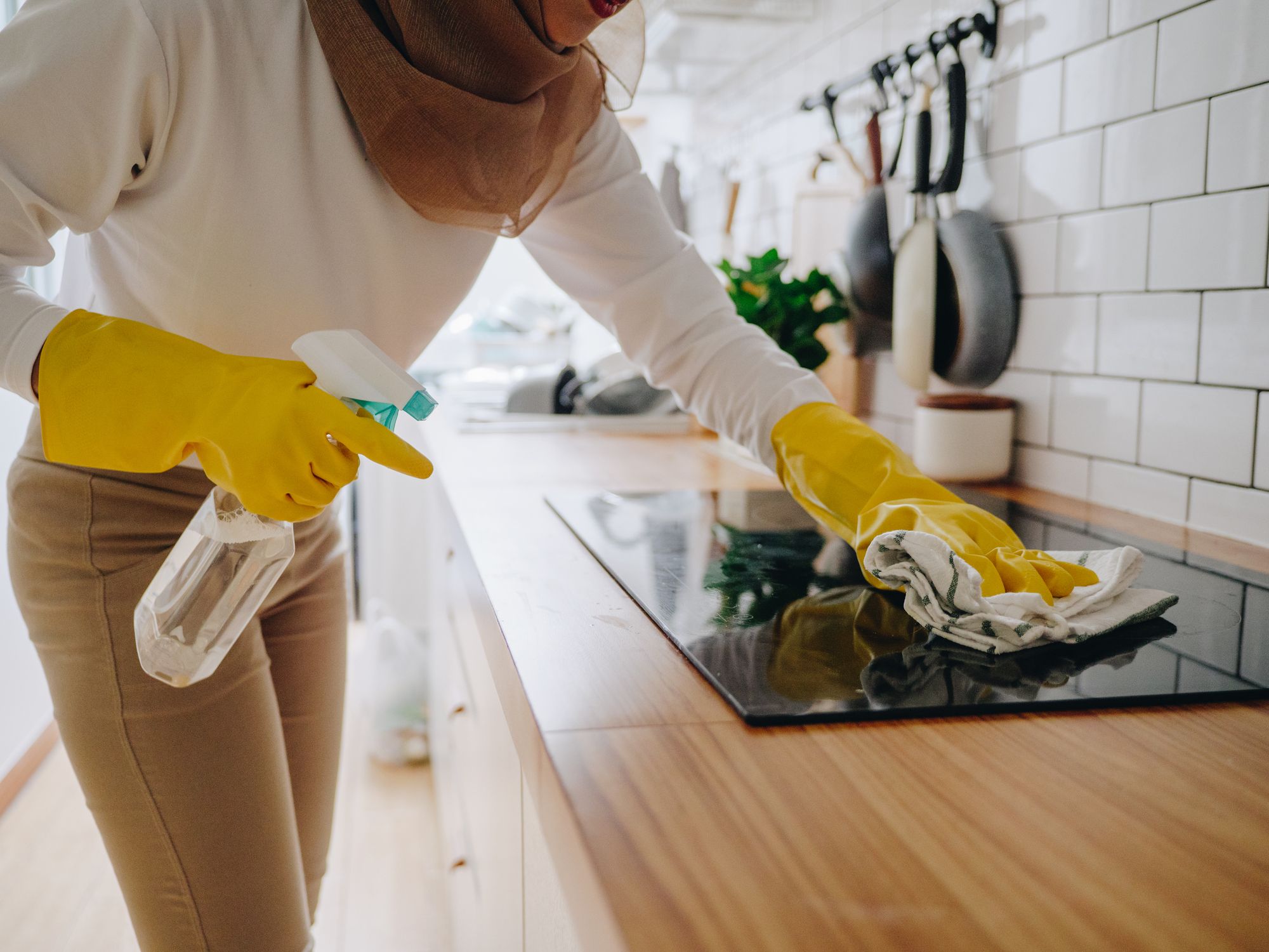 1pc Yellow Kitchen Cleaning Dishwashing Brush With Hanging Option Non-stick  Long Handle Pan Brush Stovetop Scrubber Dish & Pan Cleaning Brush