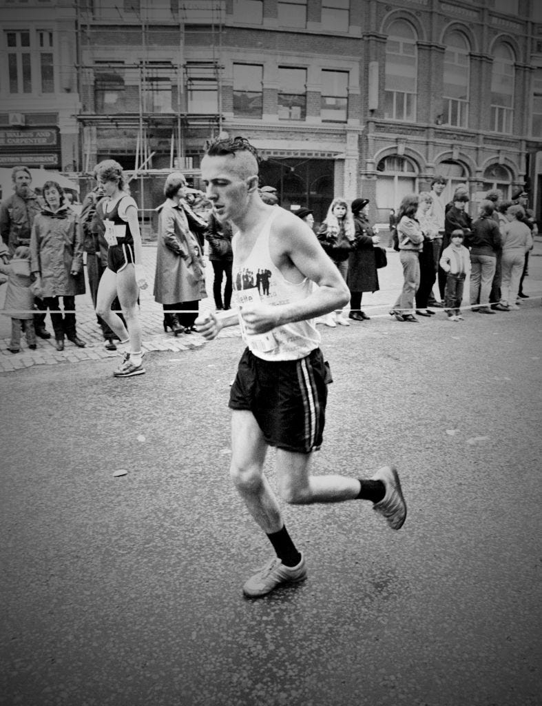 el cantante joe strummer durante la maratón de londres 1983