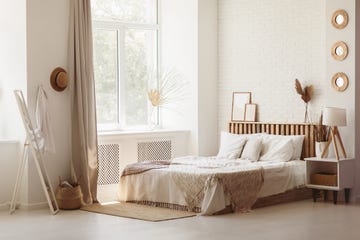 cama con cabecero de madera