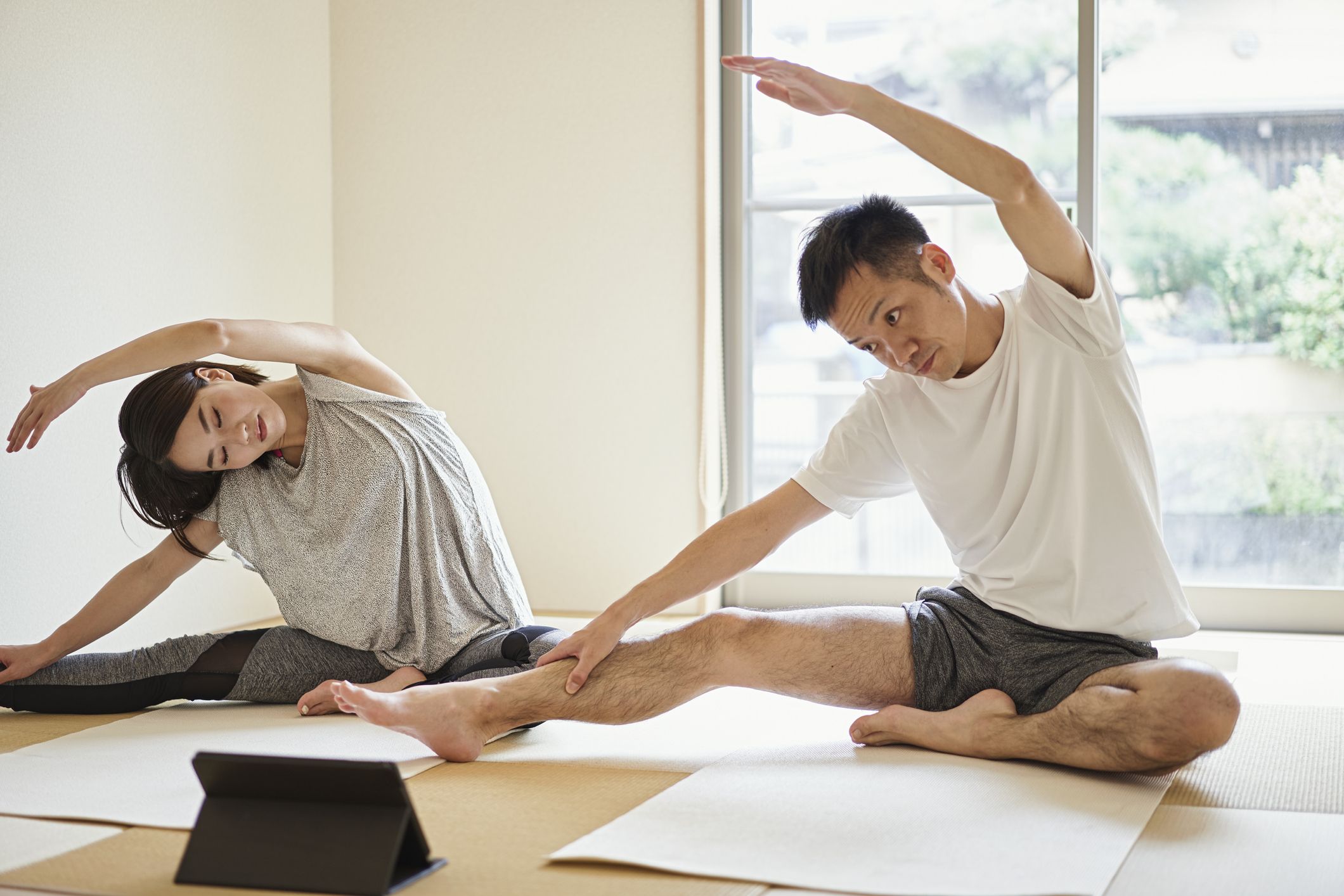 Posizioni yoga di coppia: ecco 4 asana facili | Cosmopolitan