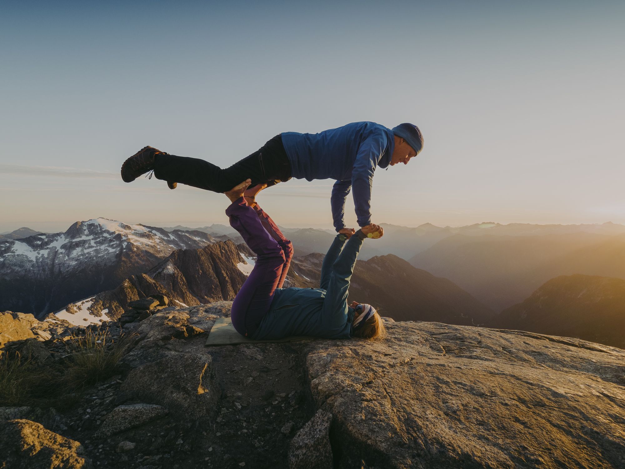 Yoga di coppia, 5 motivi per cui potrebbe fare bene alla vostra relazione