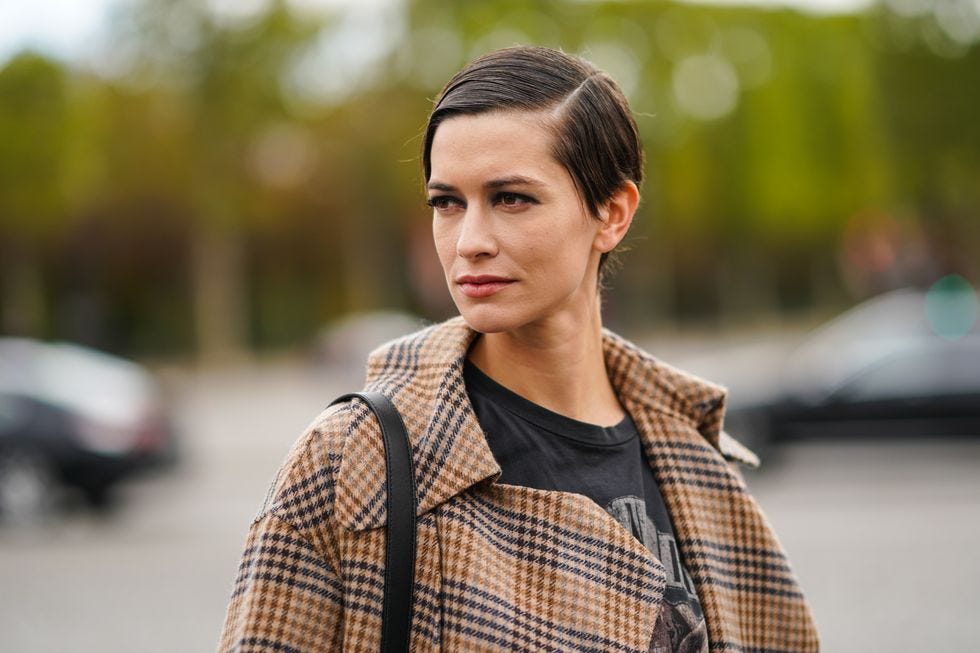 Ear, Lip, Sleeve, Plaid, Collar, Pattern, Street fashion, Tartan, Eyelash, Brown hair, 