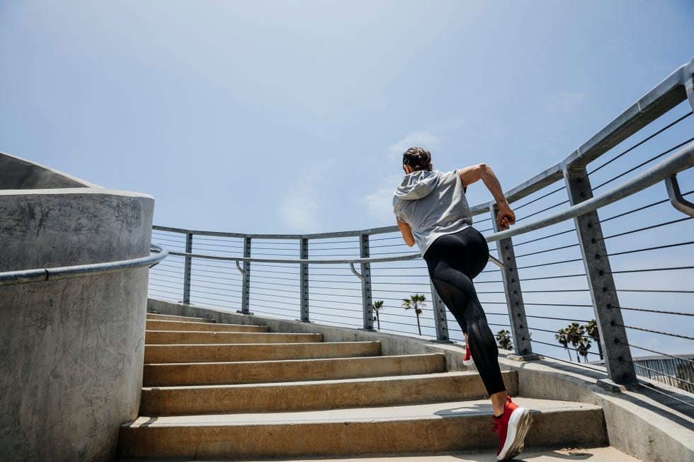 mujer escaleras