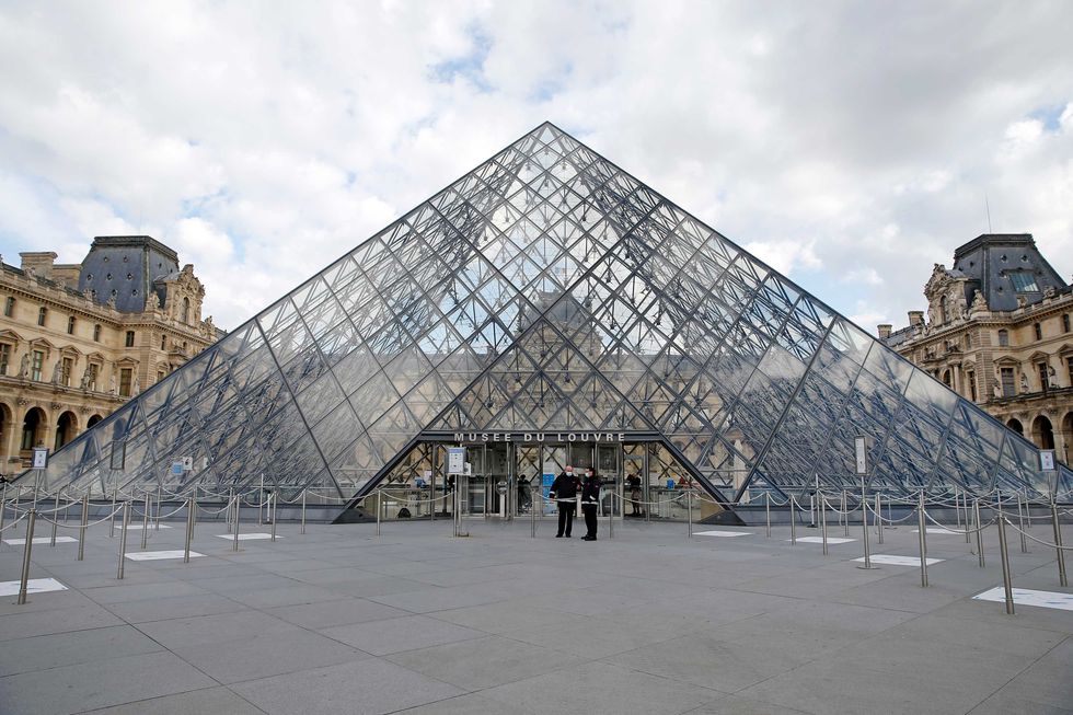 louvre museum offers virtual experiences