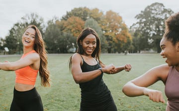 mujeres entrenando brazos