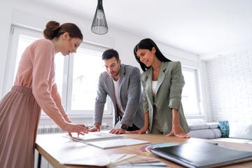 personas mirando planos de vivienda