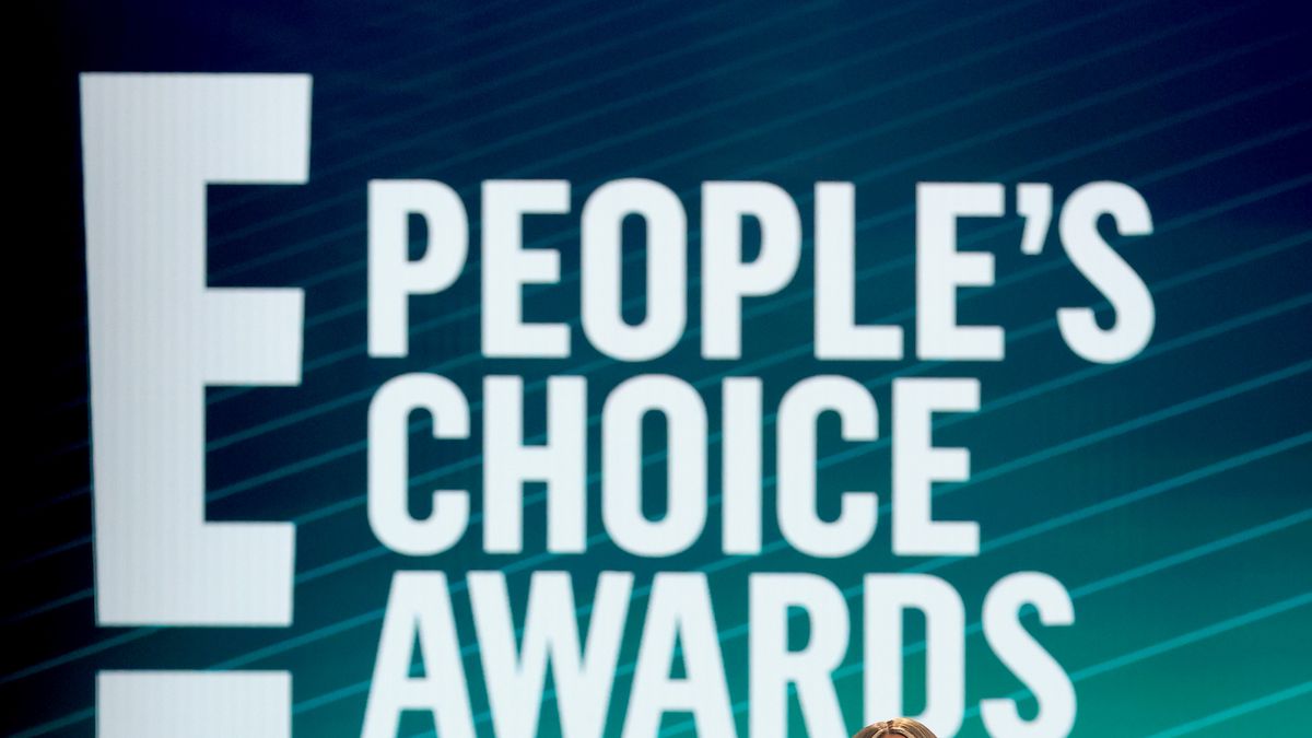 preview for Demi Lovato Makes Fun Of Max Ehrich Breakup At People's Choice Awards!