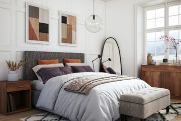 cama con edredón en un dormitorio