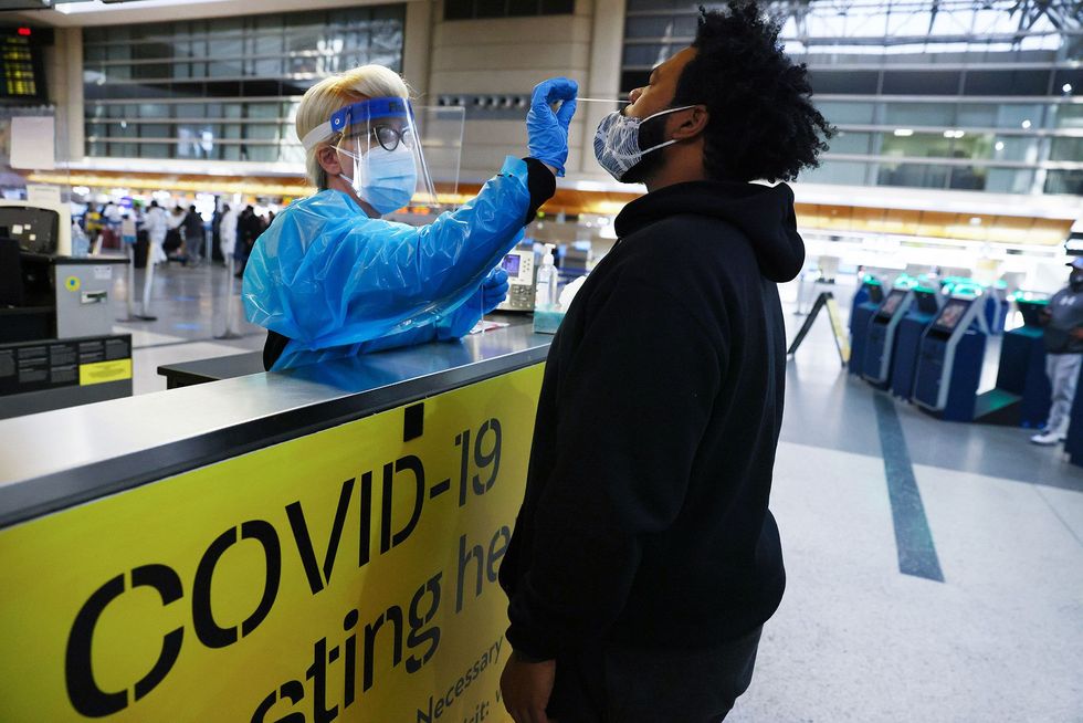 In een periode dat het aantal nieuwe besmettingen met het coronavirus in Californi razendsnel toenam wordt bij een passagier op Los Angeles International Airport een COVID19test afgenomen 22 december 2020