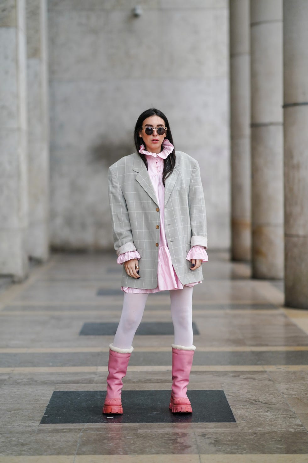 los mejores looks para dias de lluvia botas de agua rosas