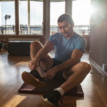 Young male preparing for training. hombre runner en casa