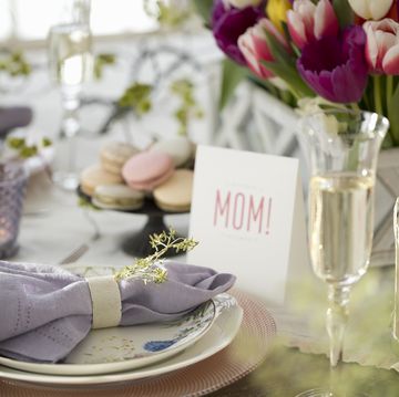 elegant mother’s day dining table with a centerpiece of tulips