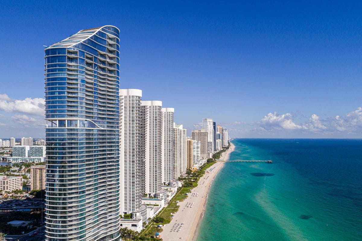 De gedeeltelijke instorting van een appartementencomplex bij Miami wijst erop dat woongebieden aan de kust met spoed moeten worden voorbereid op de stijgende zeespiegel die zich snel ontwikkelt tot een bouwrisico