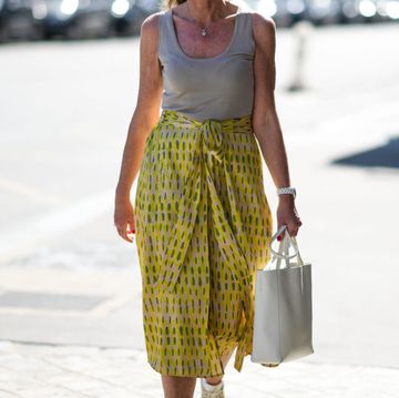 falda estampada en el street style de parís