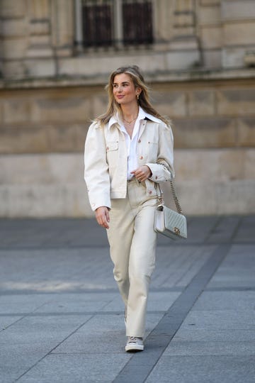 sneakers en el street style de parís