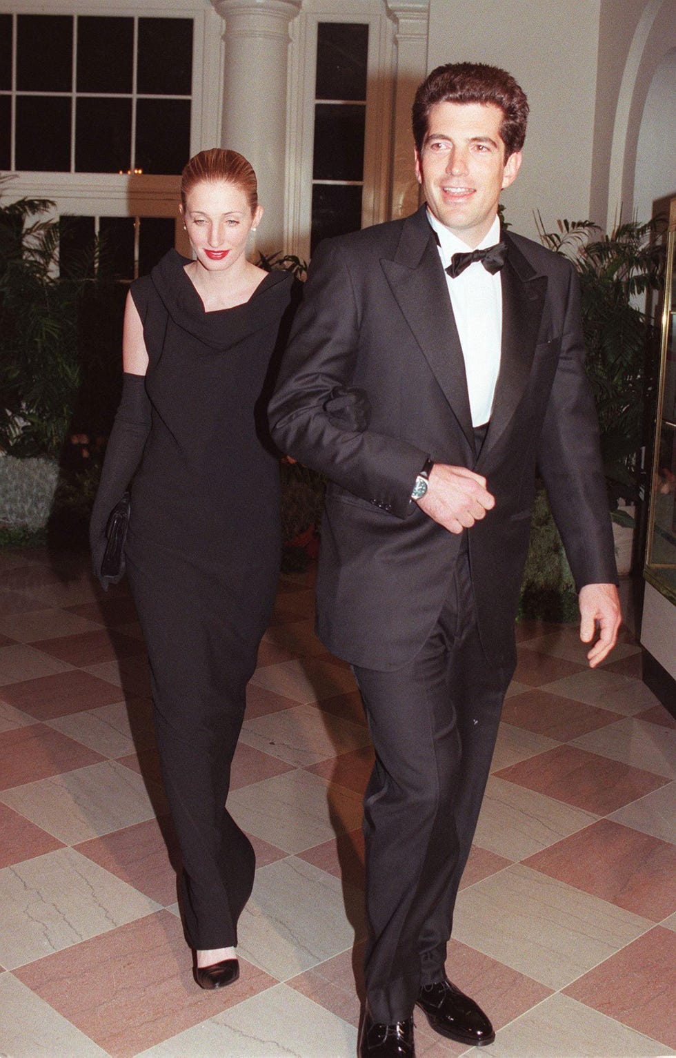 john f. kennedy jr and his wife carolyn bessette kennedy (l) arrive at the white house 05 february for a state dinner in honor of british prime minister tony blair and his wife cherie. blair is on a four day visit to the us including three days of meetings with president clinton. (photo credit should read chris kleponis/afp via getty images)