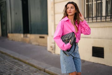 alexandra pereira con bermudas vaqueras en el street style de parís