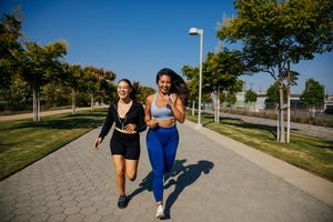 amigas corriendo pasandolo bien