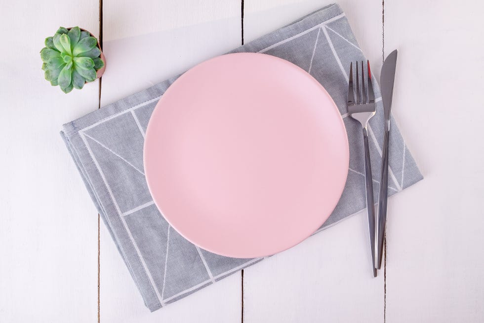 plato rosa en la mesa