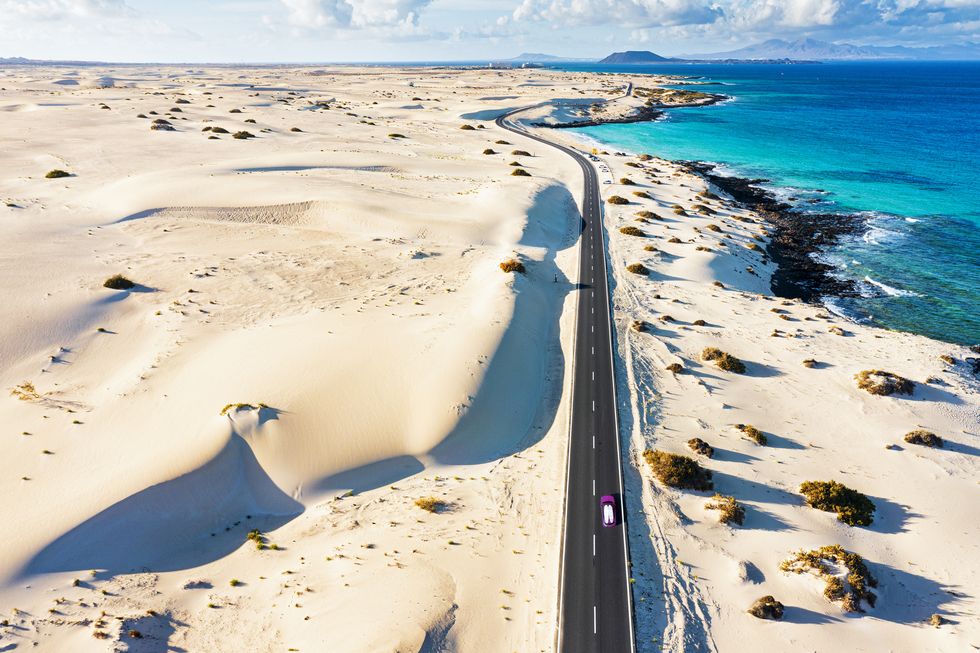 een autoweg door de duinen bij corralejo op fuerteventura