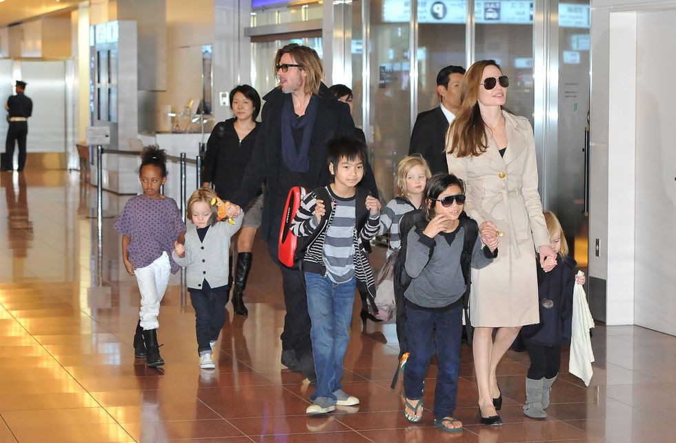 Angelina Jolie y Brad Pitt con sus hijos en Tokio, en 2011