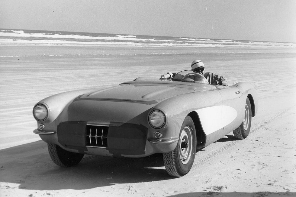 Daytona Beach, fl Betty Skelton za volantem korvety chevrolet na hřišti Daytona Beach Road v polovině 50. let 20. století fotografie z archivů isc přes getty images