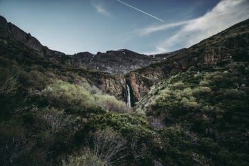 senda de la cascada de mazobre en la montaña palentina