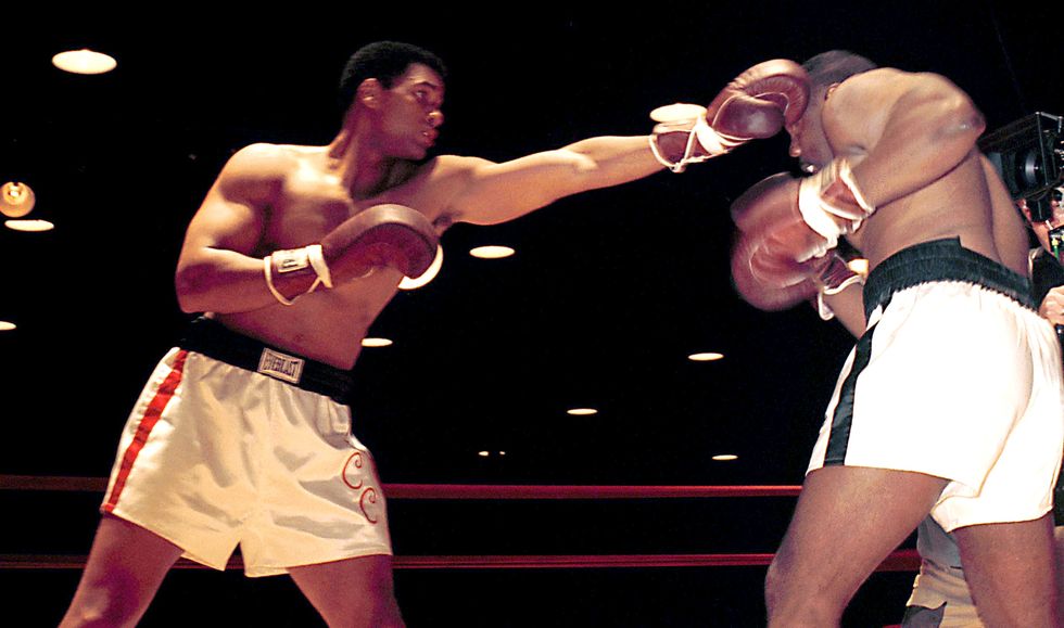 391411 12 actors will smith and michael bent film a scene in the upcoming movie ali taken in february 2001 in los angeles, ca smith portrays boxer muhammad ali and bent portrays boxer sonny liston in this scene the duo fights for the title in 1964 photo by peter brandtgetty images