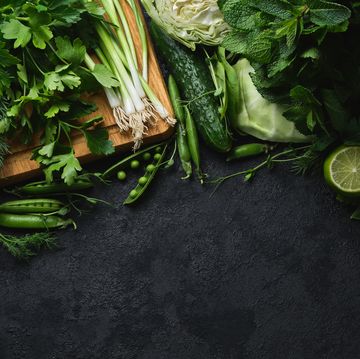 groene groenten op een zwarte tafel
