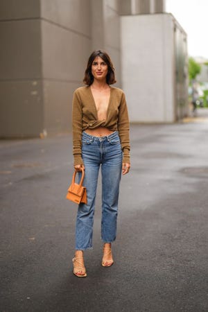 jeanne damas con cárdigan marrón en el street style de parís