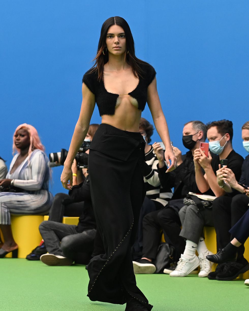 Kendall Jenner walks the runway during the Versace fashion show as News  Photo - Getty Images