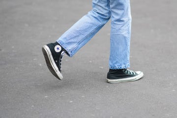 converse negras altas en el street style de parís