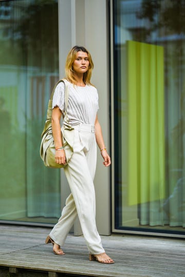 pantalón blanco en el street style de parís