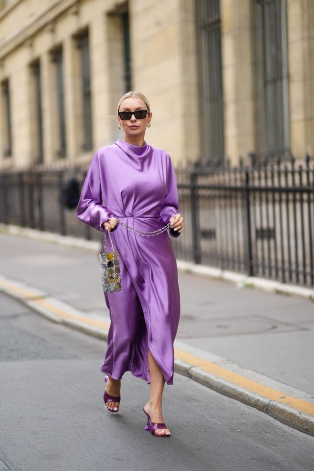 vestido y sandalias moradas en el street style de parís