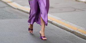 vestido y sandalias moradas en el street style de parís
