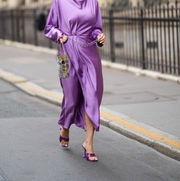 vestido y sandalias moradas en el street style de parís