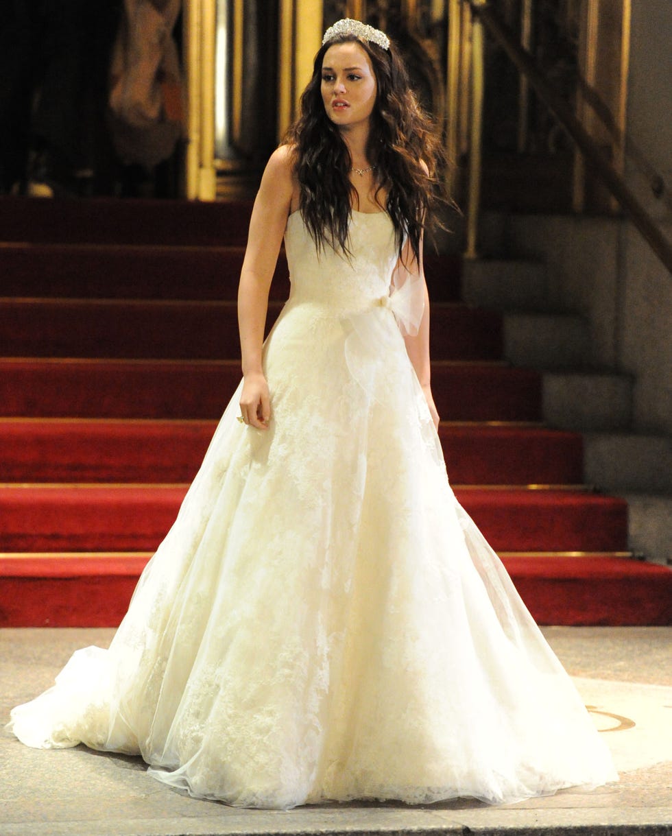 Leighton Meester in einem der Brautkleider, die sie bei „Gossip Girl“ trug, während der Dreharbeiten zur Show am 15. November 2011