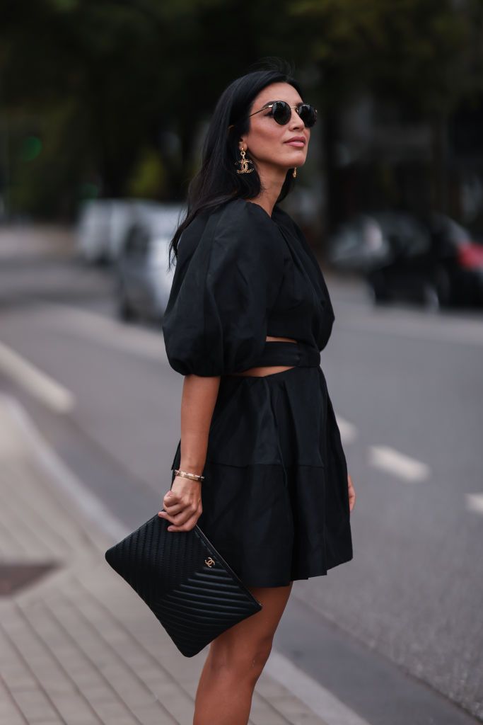 El clásico vestido negro de lino de  para el verano por 62€
