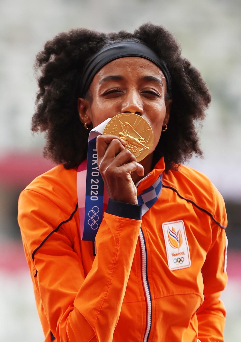 tokyo, japan august 03: sifan hassan of team netherlands poses with the gold medal for the womens 5000m on day eleven of the tokyo 2020 olympic games at olympic stadium on august 03, 2021 in tokyo, japan. (photo by cameron spencer/getty images)