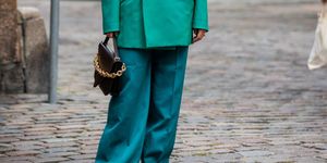 pantalón turquesa en el street style de copenhague