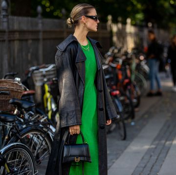 vestido verde en el street style de copenhague