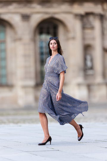 vestido azul en el street style de parís